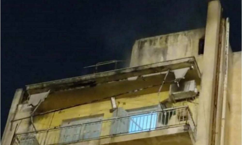 Αμπελόκηποι: Φωτιά σε δώμα πολυκατοικίας κοντά στη ΓΑΔΑ